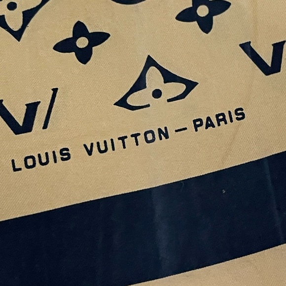Louis Vuitton Monogram Silk Neck Muffler. - Picture 5 of 14